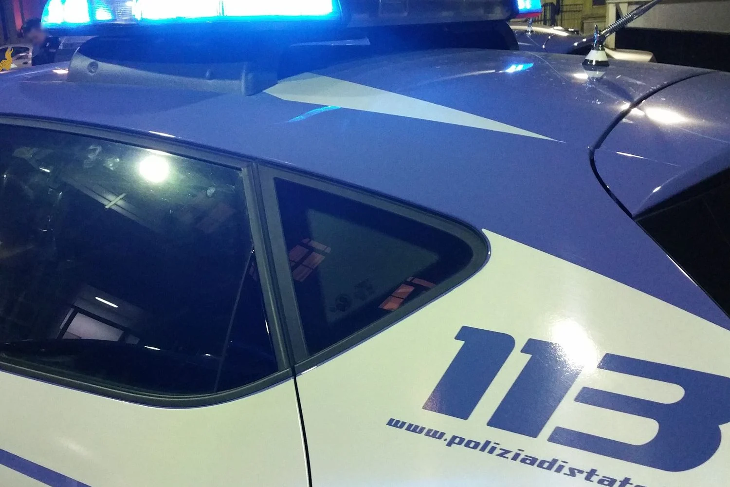 Carro em fuga provoca colisão fatal na via Collatina: família de três pessoas morre em Roma
