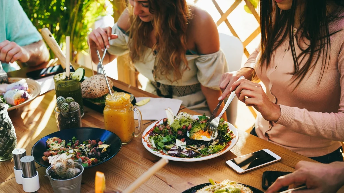 Dieta sem carne reduz risco de alguns cânceres, mas pode aumentar outros, diz estudo inglês