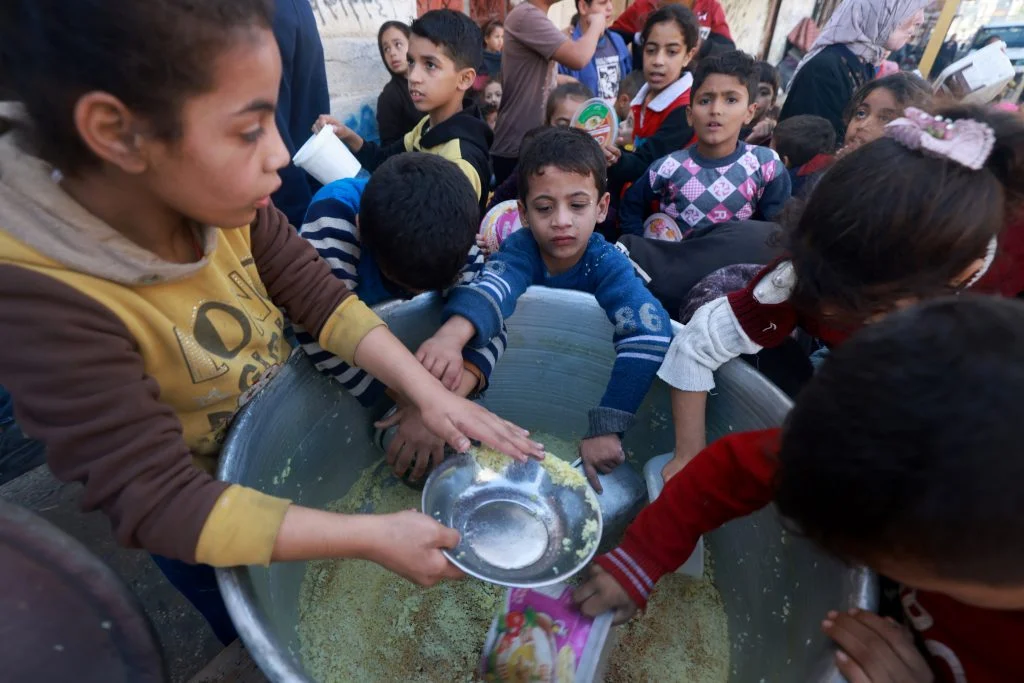 Gaza sofre novo aperto: Israel fecha vãos e ameaça colapso do abastecimento de alimentos