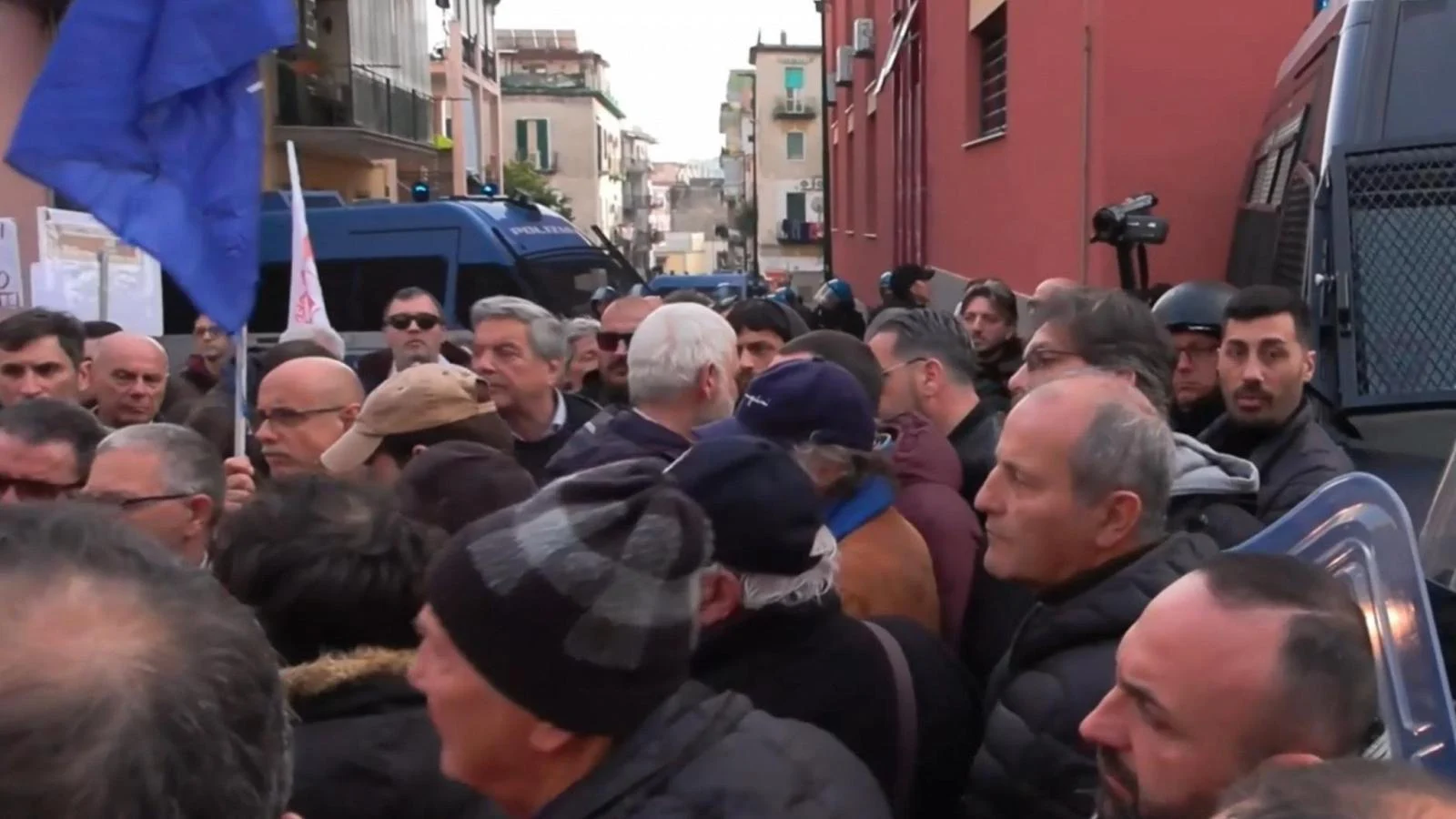 Confrontos em Bagnoli durante sessão sobre a Coppa America deixam policial ferido