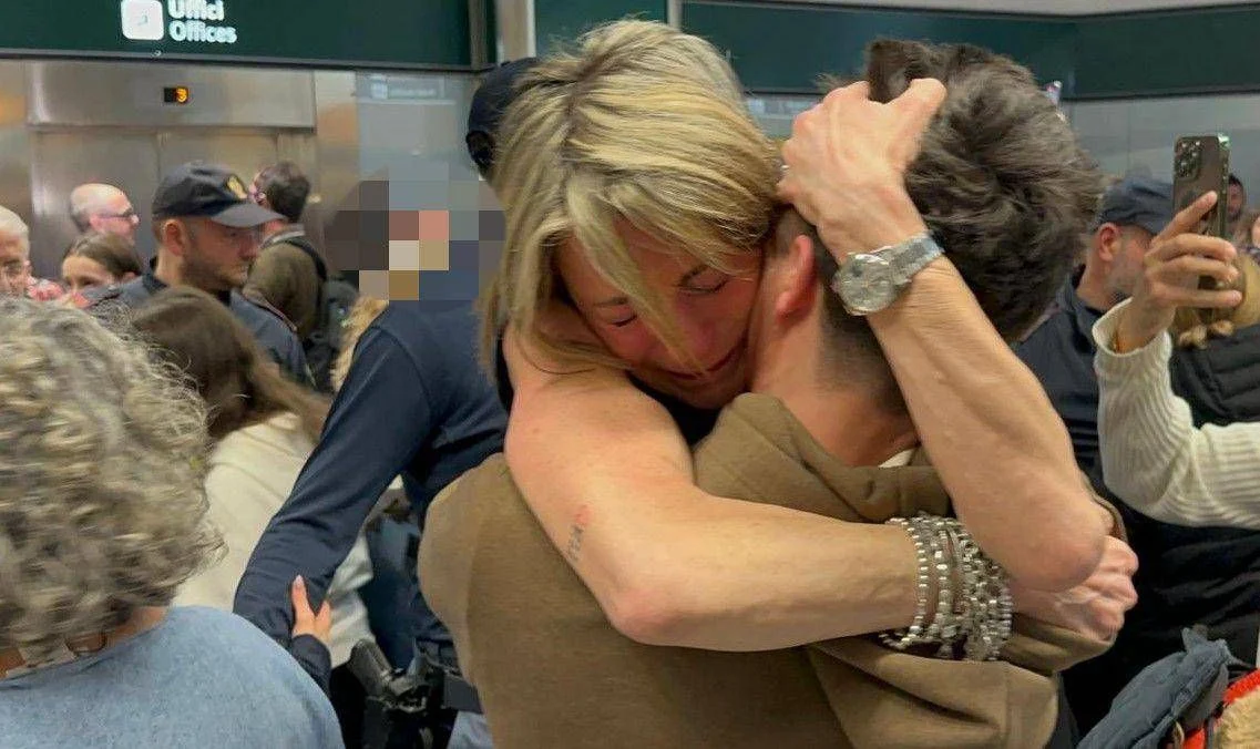 Malpensa: 200 estudantes retornam de Dubai entre lágrimas e um longo aplauso após tensão no Golfo