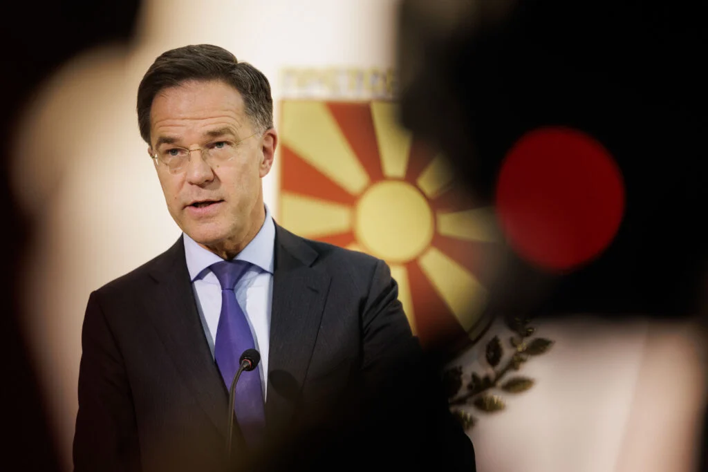 Rutte em Skopje: OTAN não está envolvida, mas defenderá cada centímetro diante da escalada com o Irã