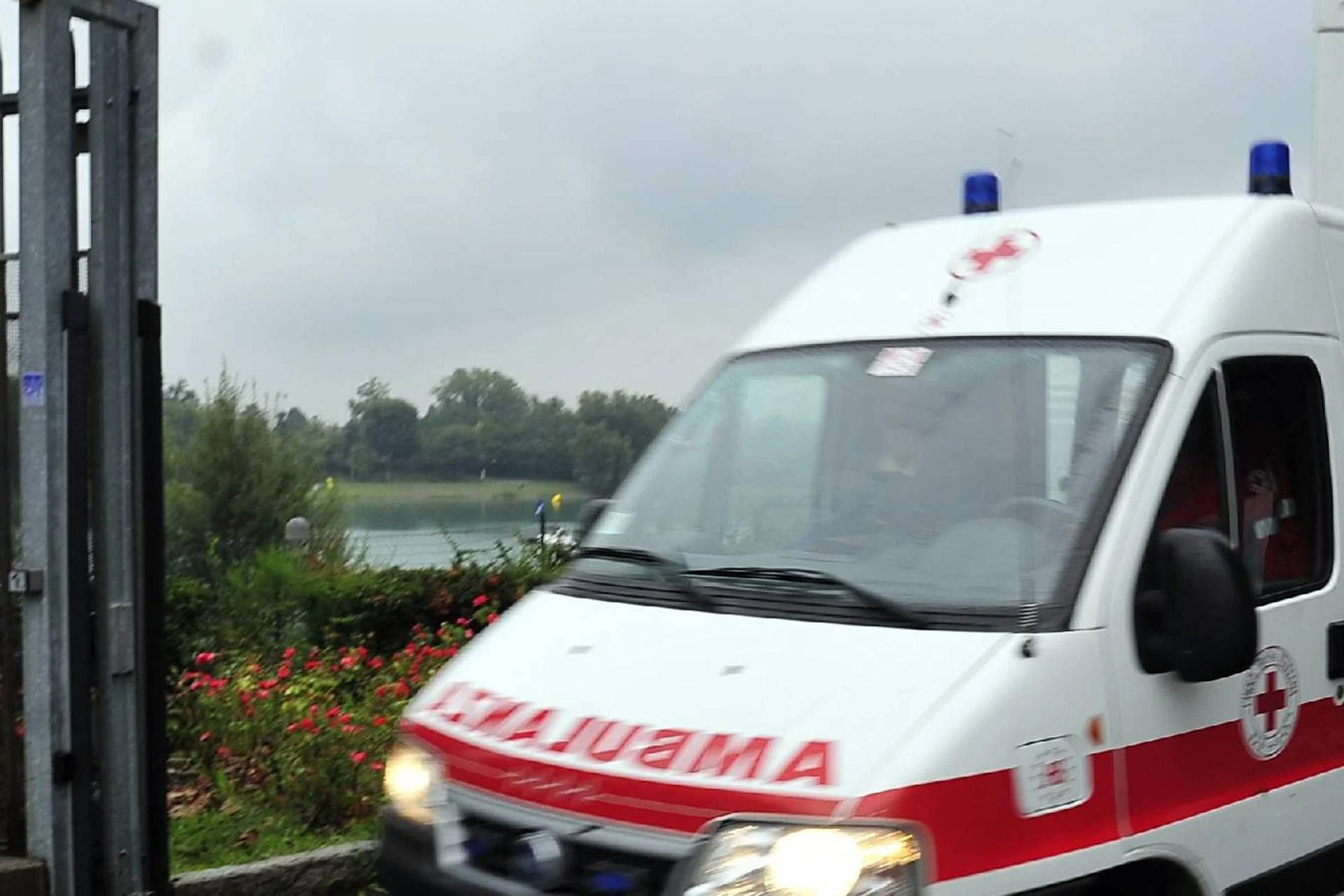Escavadeira tomba em canteiro de Brescia: operário de 58 anos é esmagado
