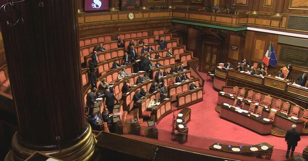 Senado aprova DDL contra o antissemitismo com 105 votos: o que muda e por que segue à Câmara