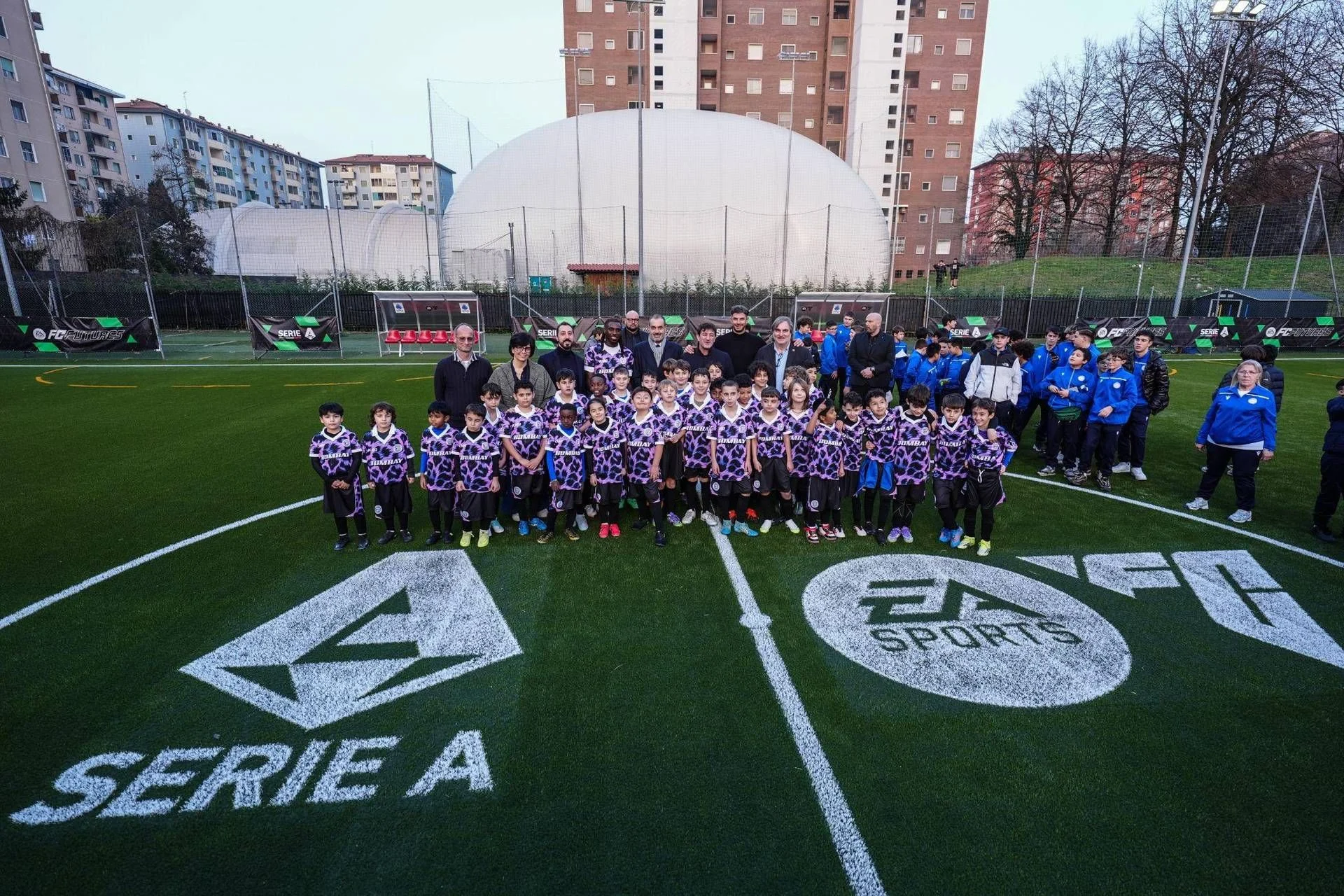 EA Sports FC inaugura campo em Milão e integra gaming, formação e inclusão comunitária