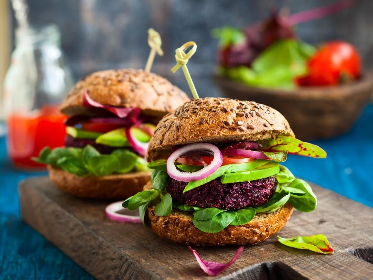Veggie burger permanece: UE recua e mantém termo, mas protege nomes de carne
