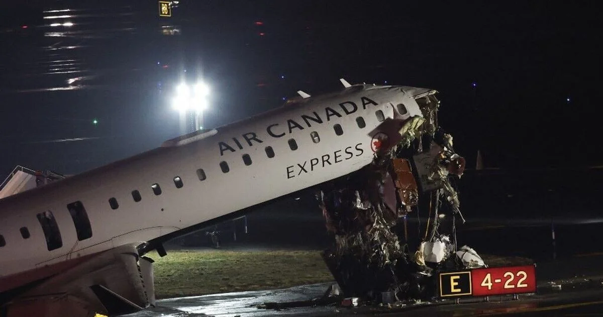 Acidente em LaGuardia: avião da Air Canada colide com caminhão de bombeiros; pilotos morrem e aeroporto é fechado