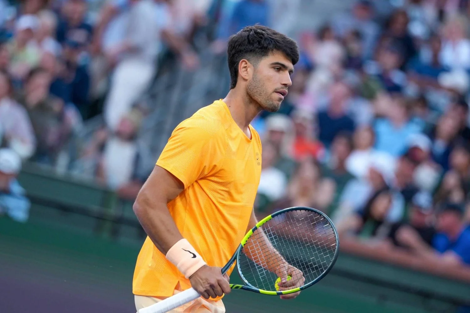 Alcaraz avança em Indian Wells e reclama: 'Jogam todos como Federer contra mim'