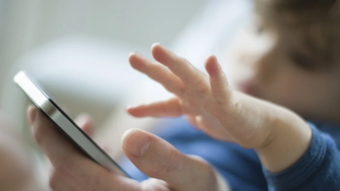 Pediatras e Polícia firmam aliança para prevenir riscos digitais entre crianças