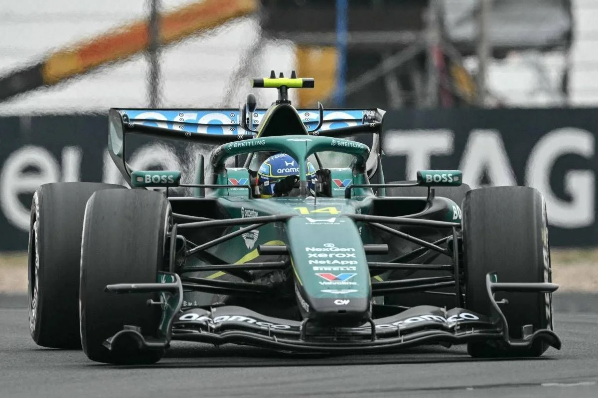 Alonso abandona GP da China após tirar as mãos do volante por intensas vibrações na Aston Martin