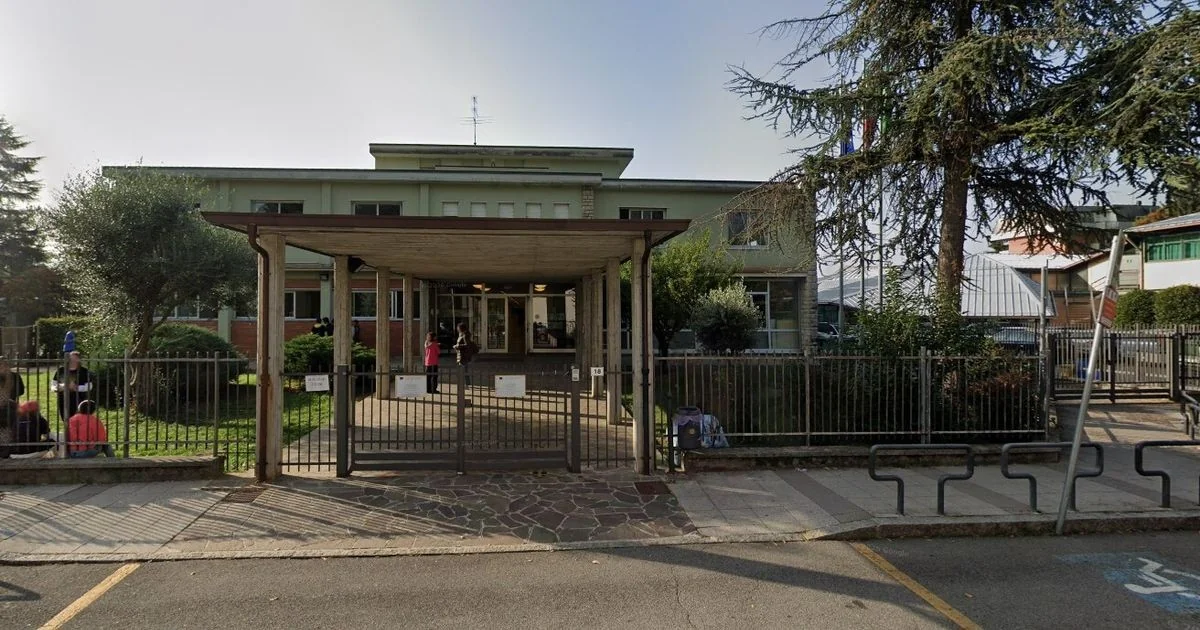 Aluno de 13 anos esfaqueia professora em transmissão ao vivo no Telegram em Trescore Balneario
