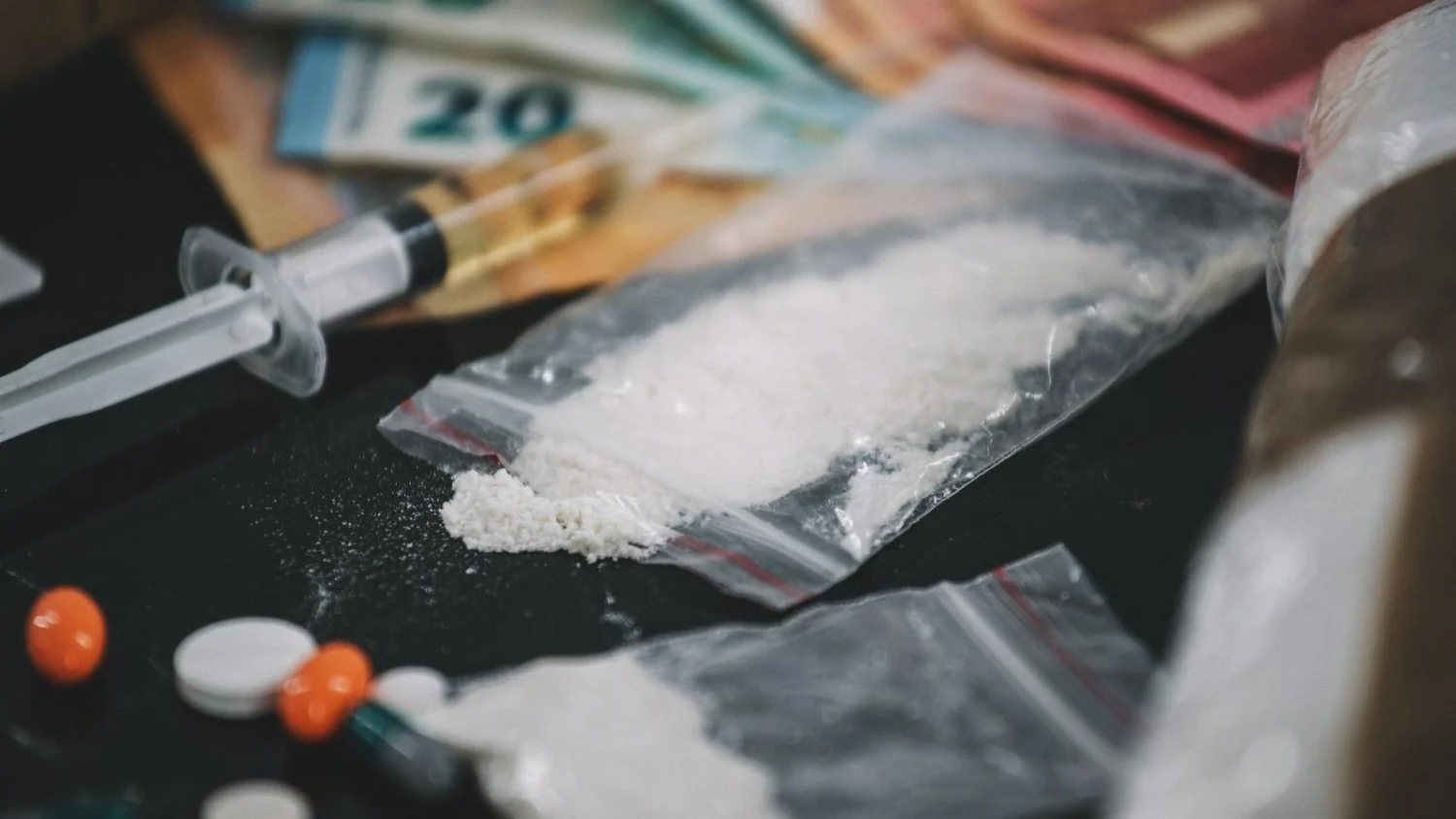 Análise de esgoto em 115 cidades europeias: MDMA cai 16%, cocaína e ketamina disparam