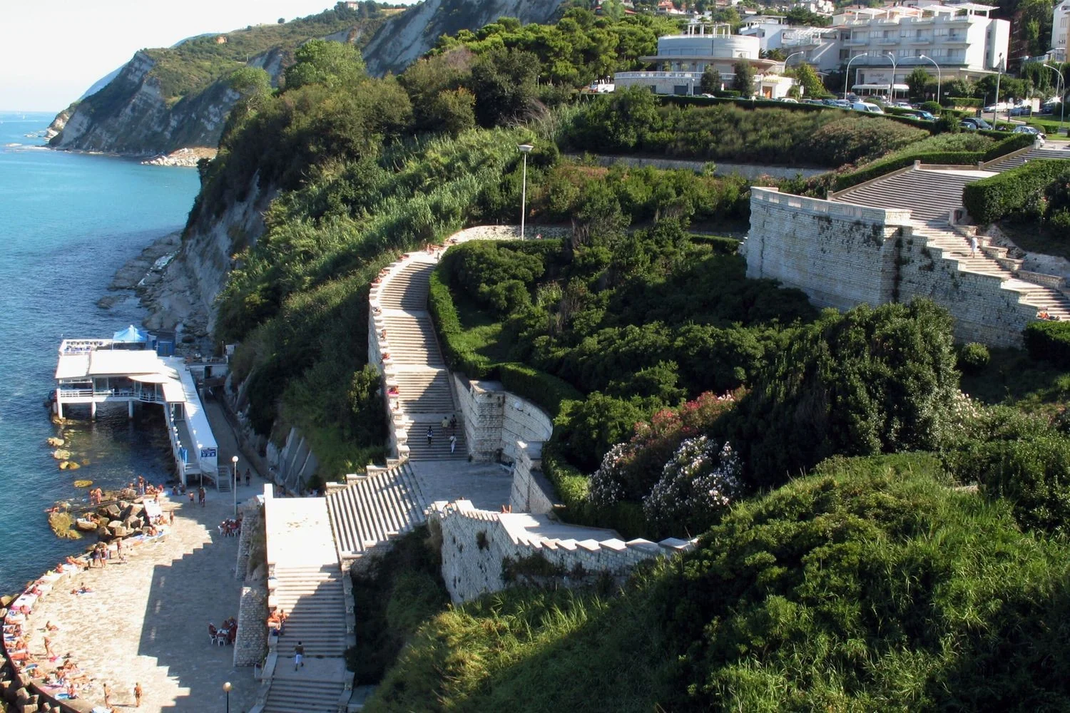 Ancona: a cidade onde o sol nasce e se põe sobre o mar — um roteiro de memória e marés