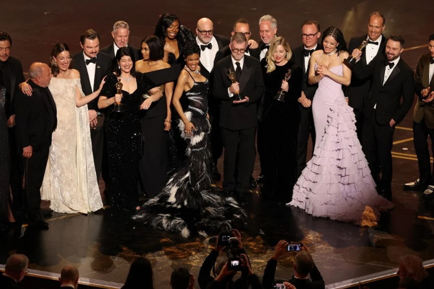 Noite de Oscars: 'Uma batalha após a outra' de Anderson domina enquanto a política sussurra