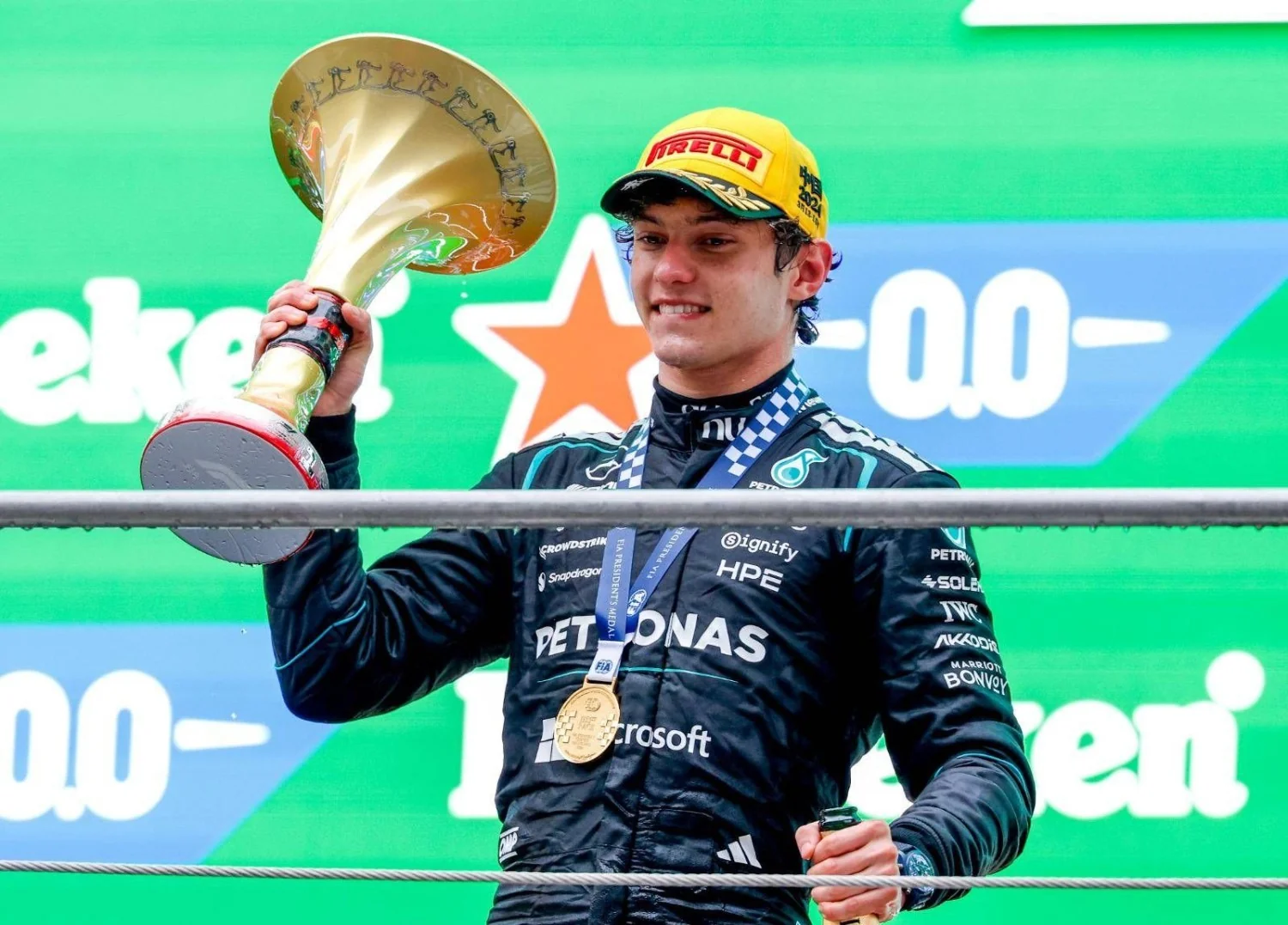 Antonelli volta a Bolonha após vitória histórica na China e agradece Sinner; Tomba é 'lenda'