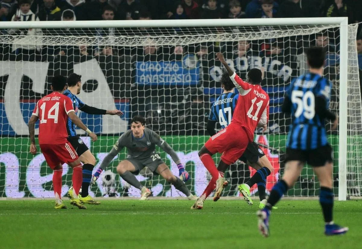 Polêmica na Champions: toque de mão de Pavlovic e gol de Jackson mantido em Atalanta x Bayern