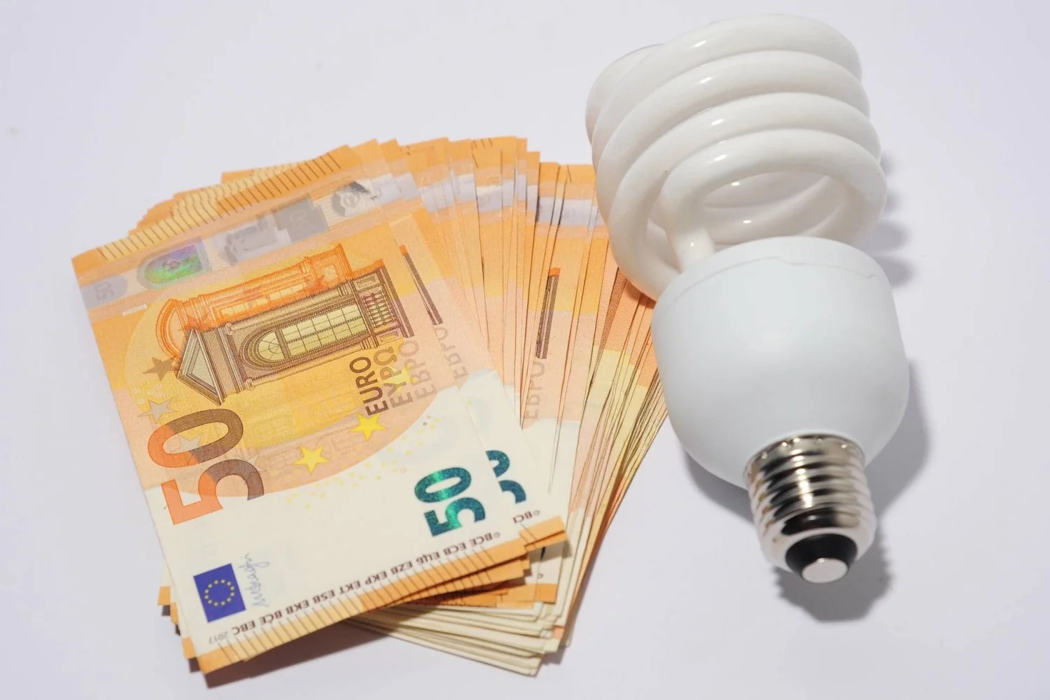 Aumento nas contas de luz: impacto de 8,1% atinge 3 milhões de clientes vulneráveis em Maggior Tutela