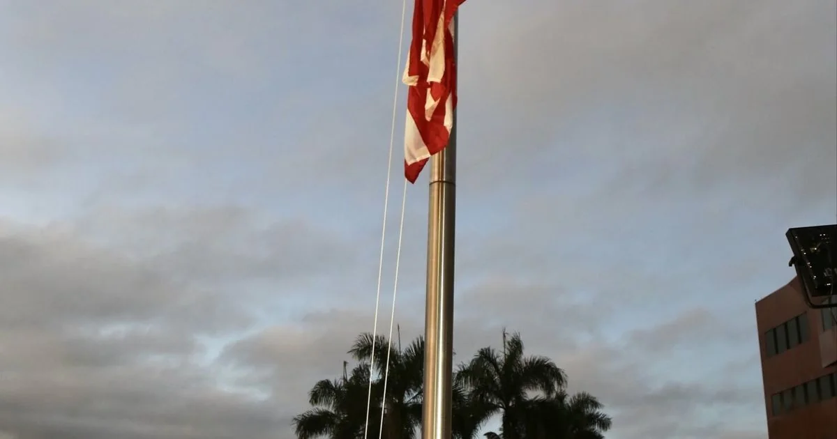 Bandeira dos EUA volta a tremular na embaixada em Caracas após sete anos de ruptura