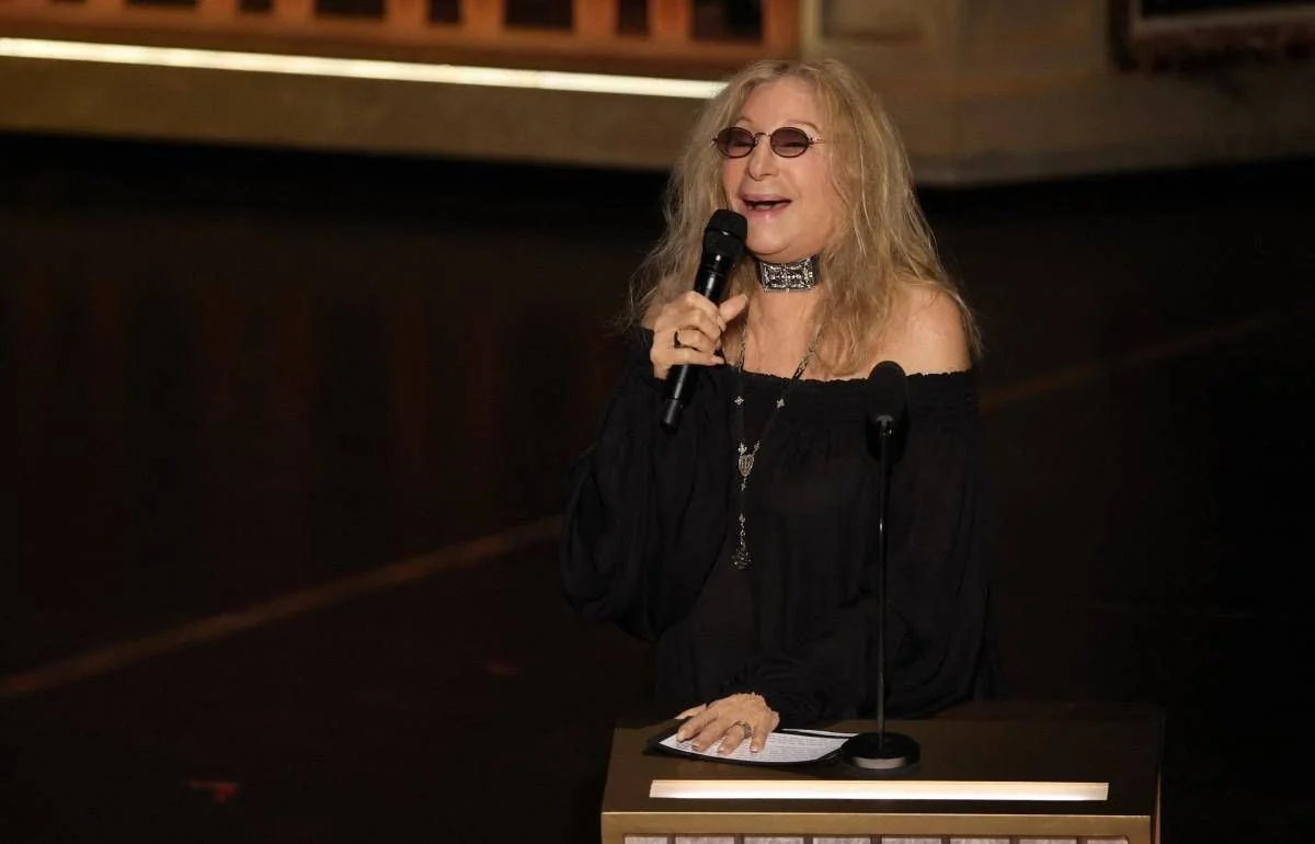 Barbra Streisand emociona no Oscar 2026 ao relembrar Robert Redford cantando 'The Way We Were'