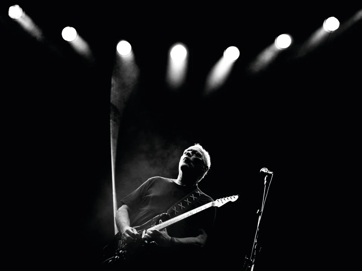 Black Strat de David Gilmour é vendida por US$ 14,5 milhões e volta a ser a guitarra mais cara do mundo