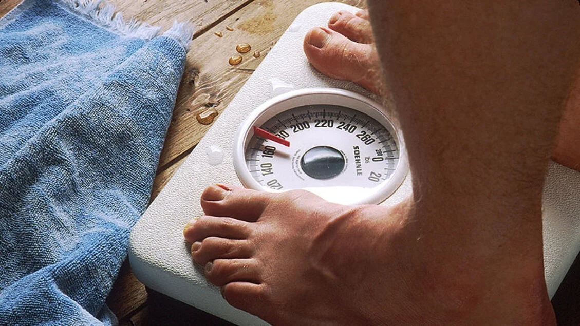 Estudo de Cambridge: quem para os remédios anti‑obesidade recupera 60% do peso em um ano