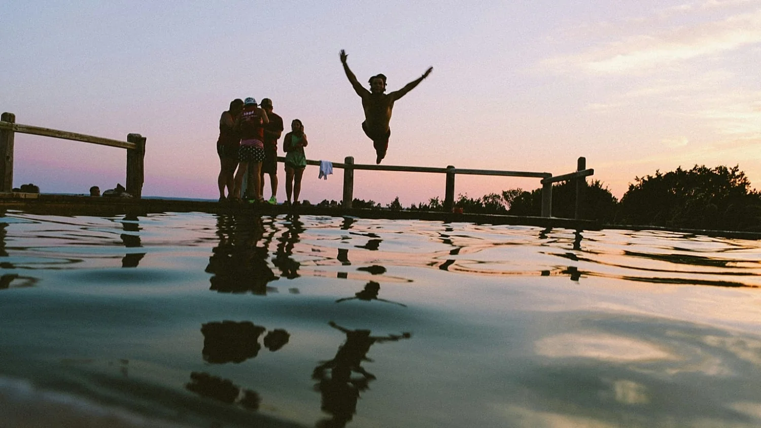 Campos de verão para adultos: a nova onda de viagens que resgata a nostalgia