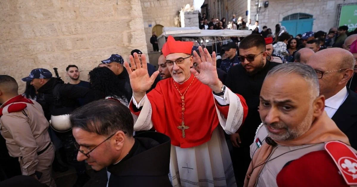 Cardeal Pizzaballa barrado no acesso ao Santo Sepulcro em Jerusalém: um gesto de tensão na cena religiosa