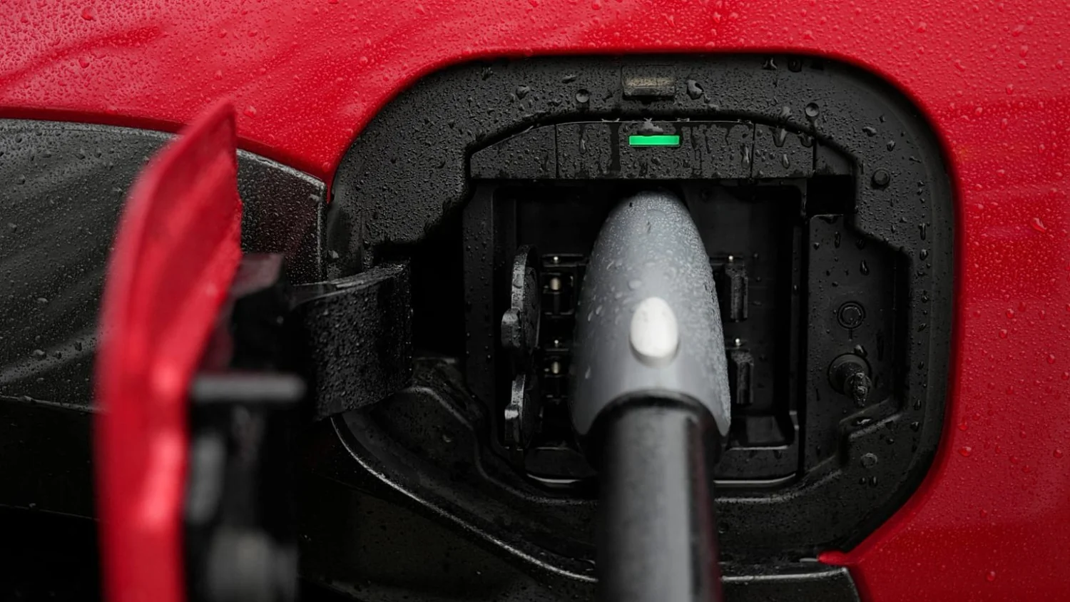 Caro carburante impulsiona busca por carros elétricos: economia e segurança energética iluminam o caminho