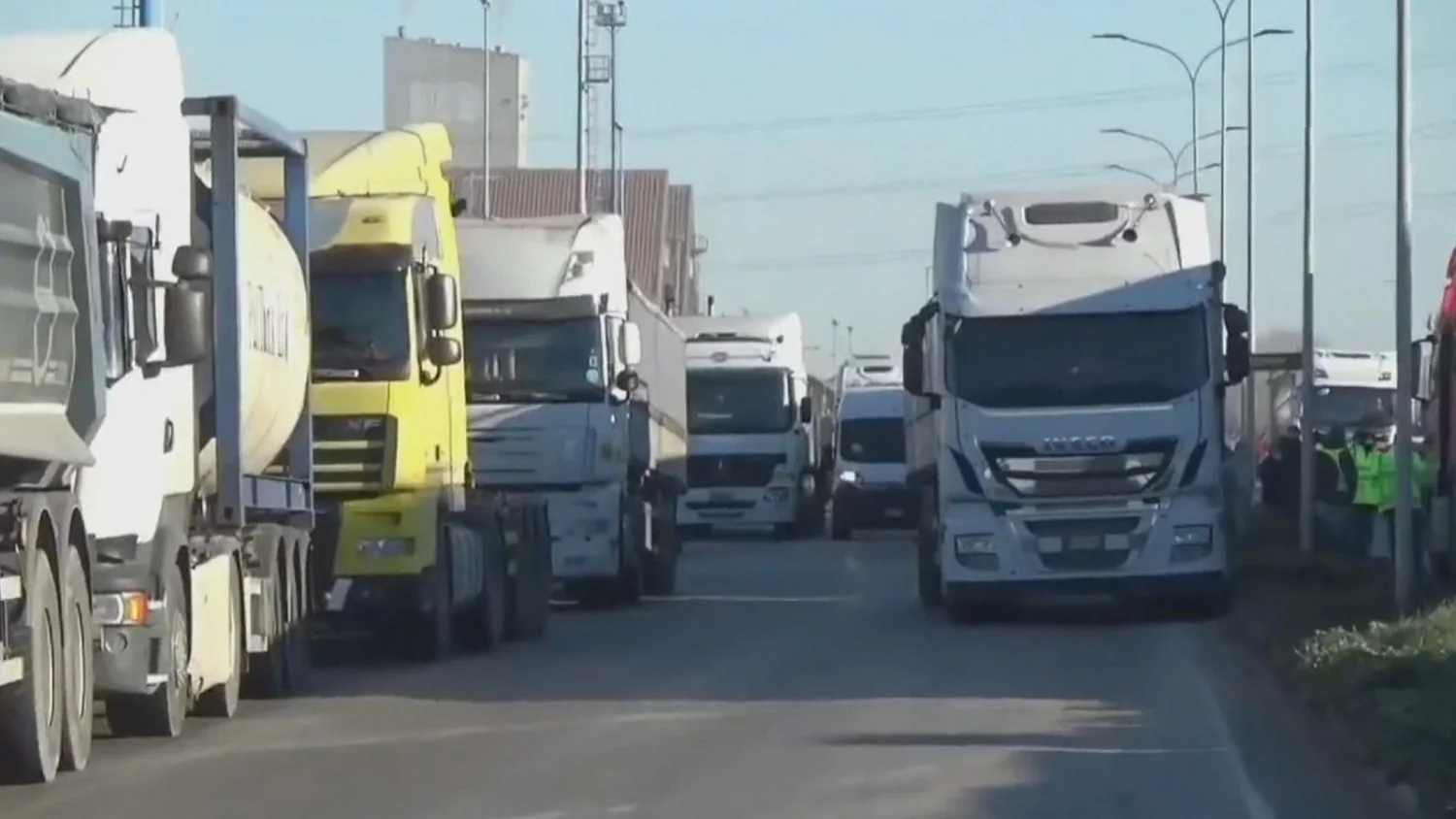 Caro dos combustíveis pressiona transporte: greve nacional de caminhões de 20 a 25 de abril com fim do corte de impostos em 7 de abril