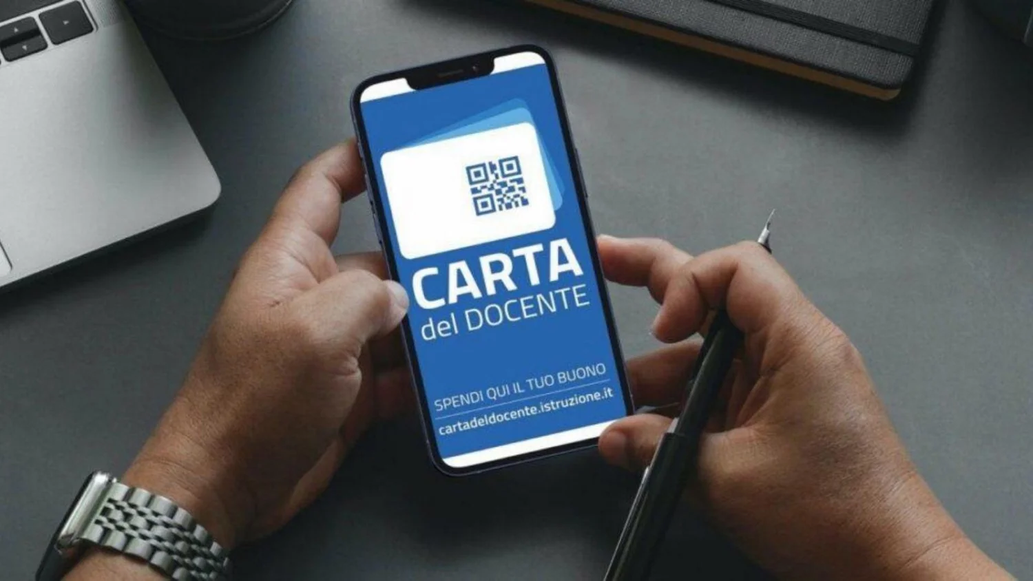 Carta do Docente 2025-2026 ativa: 383€ para mais de 1 milhão de professores, incluindo precários