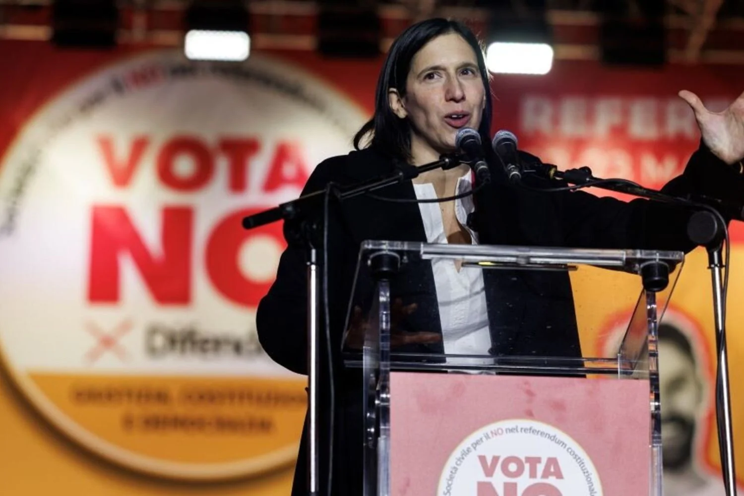 Centro-esquerda unido leva impulso ao voto 'No' em praça lotada com abraço simbólico entre Schlein e Conte