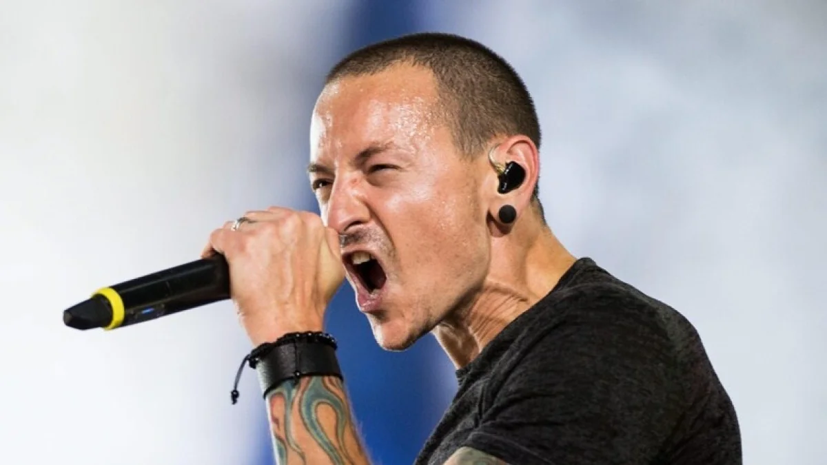 Chester Bennington: infância difícil, amizade com Chris Cornell e o legado além dos seis filhos