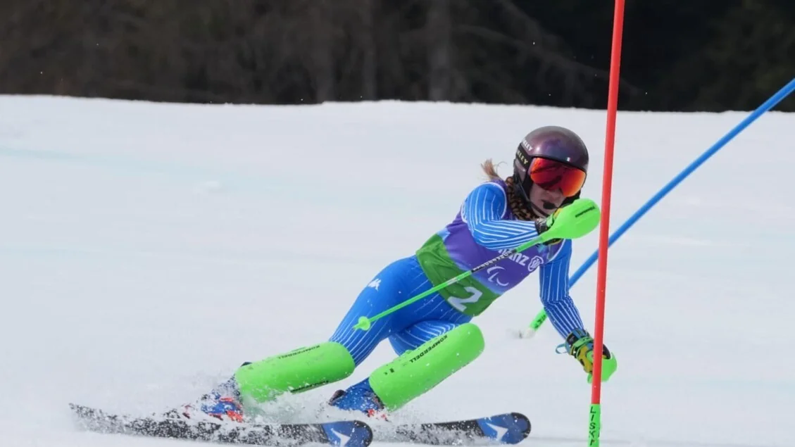 Chiara Mazzel conquista prata no slalom gigante B2 em Milano Cortina: quarto pódio nos Jogos