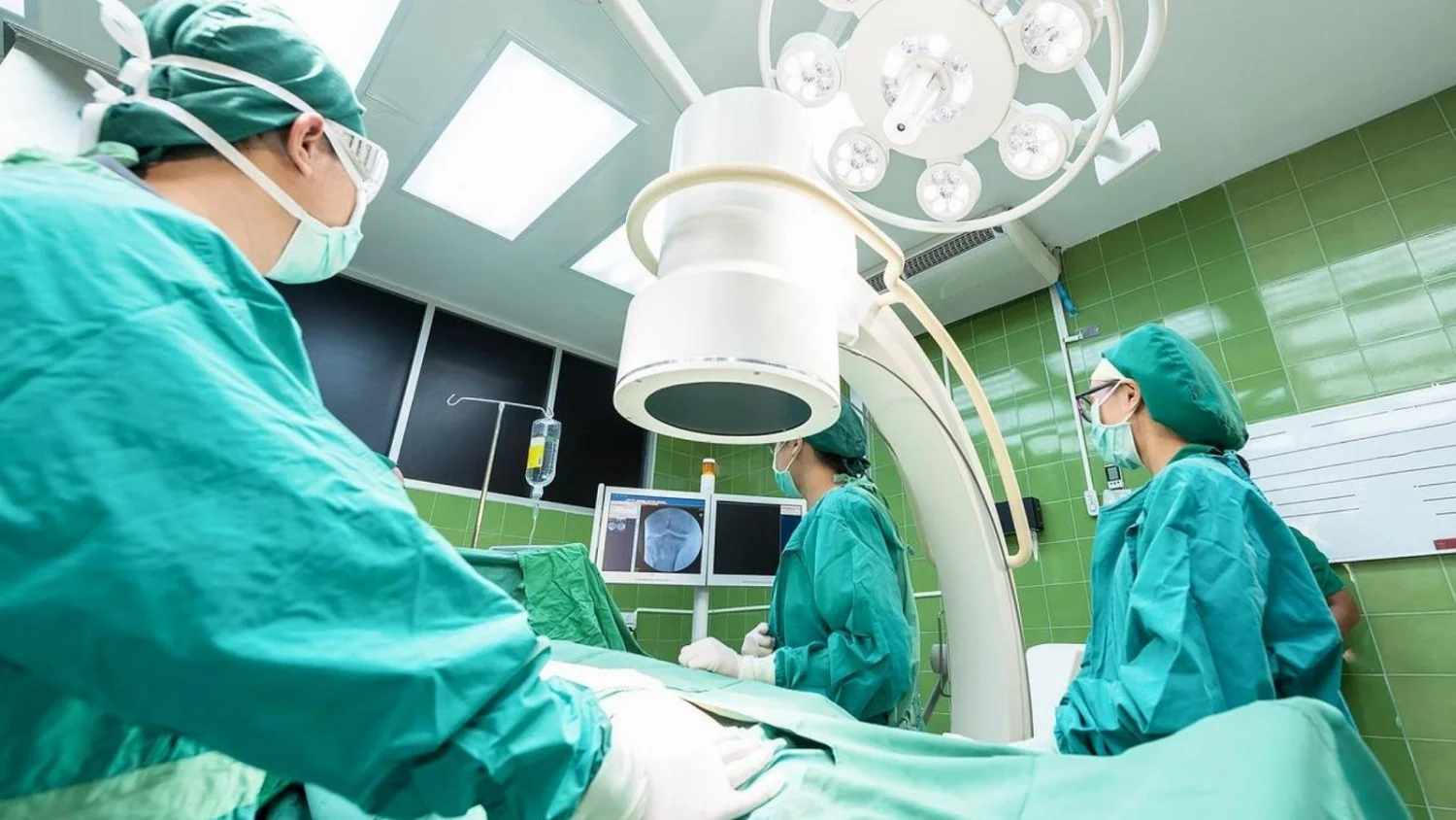 Homem na China mantido vivo por quase 3 dias com fígado de porco antes de receber transplante humano