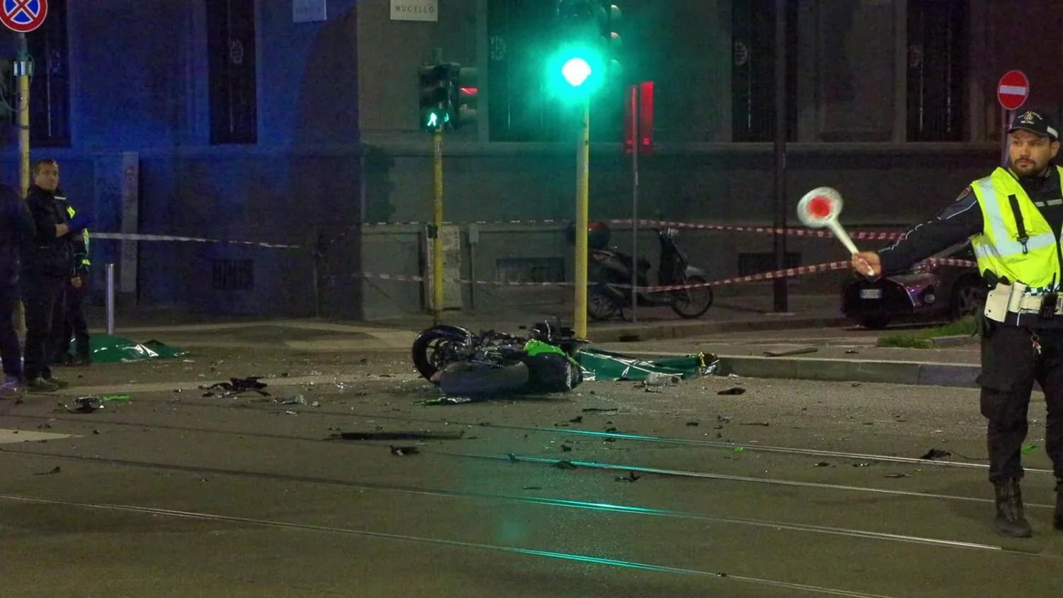Colisão entre moto e táxi em Milão: dois jovens morrem na viale Mugello