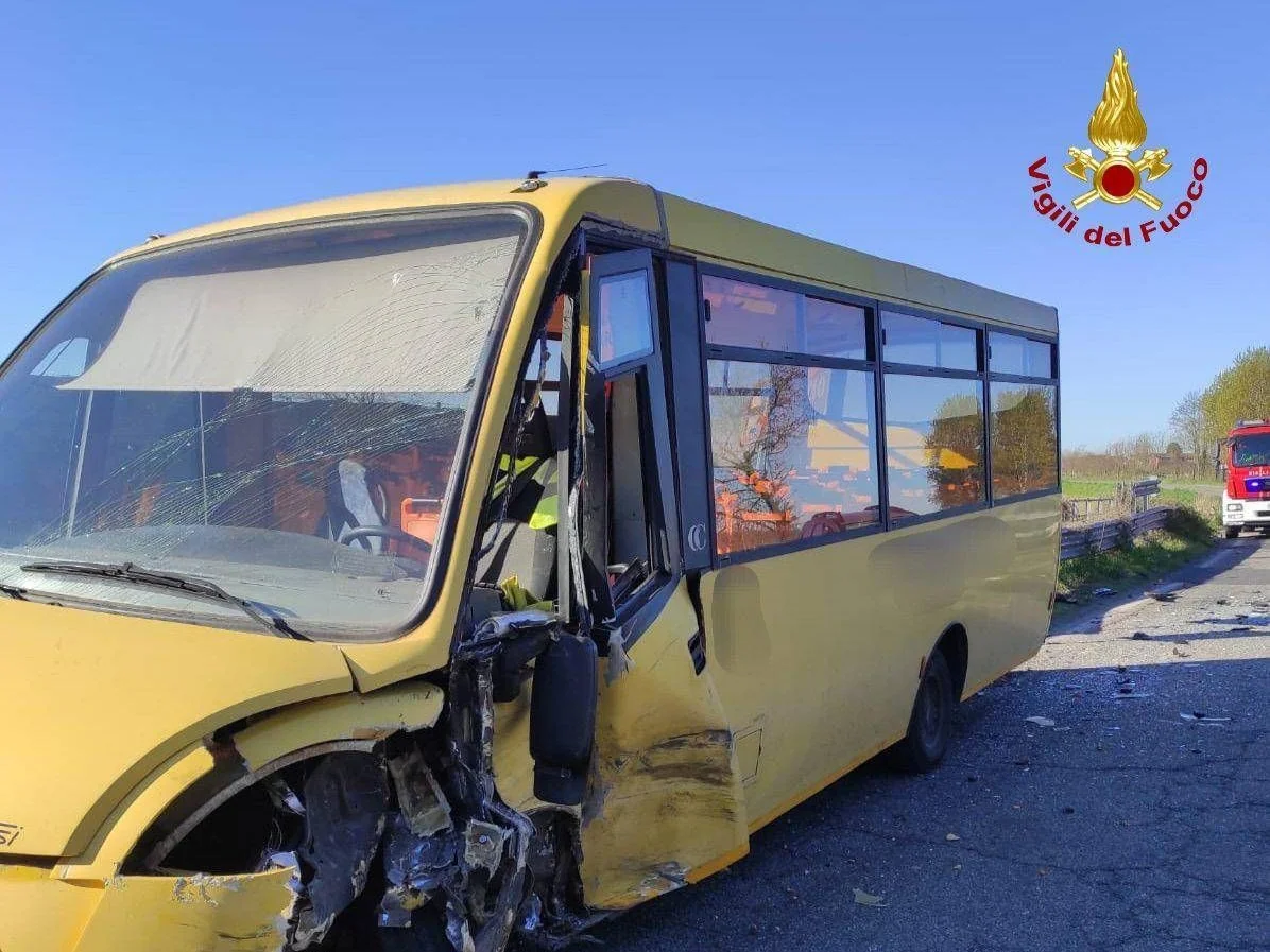 Colisão entre ônibus escolar e carro em Trivolzio deixa condutores feridos; 10 crianças sem lesões