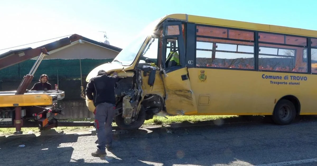 Colisão entre ônibus escolar e carro em Trivolzio (Pavia) envolve 15 pessoas, incluindo crianças