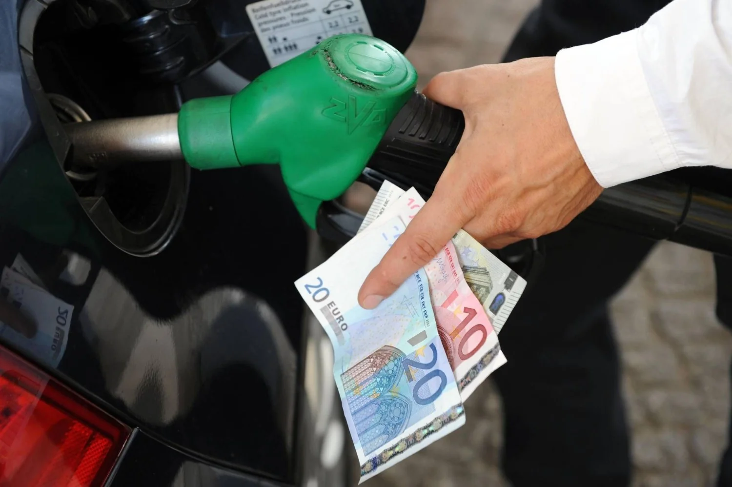 Combustíveis: nova onda de alta e o diesel volta a superar 2 euros por litro em algumas regiões