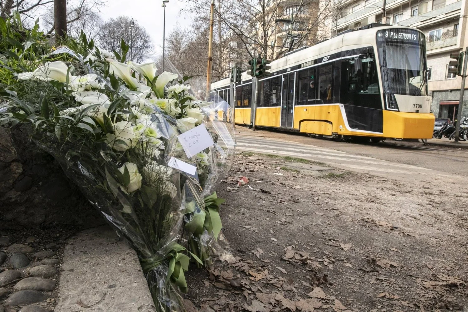 Condutor do tram que descarrilou em Milão permanece em silêncio: não está em condições físicas, dizem advogados