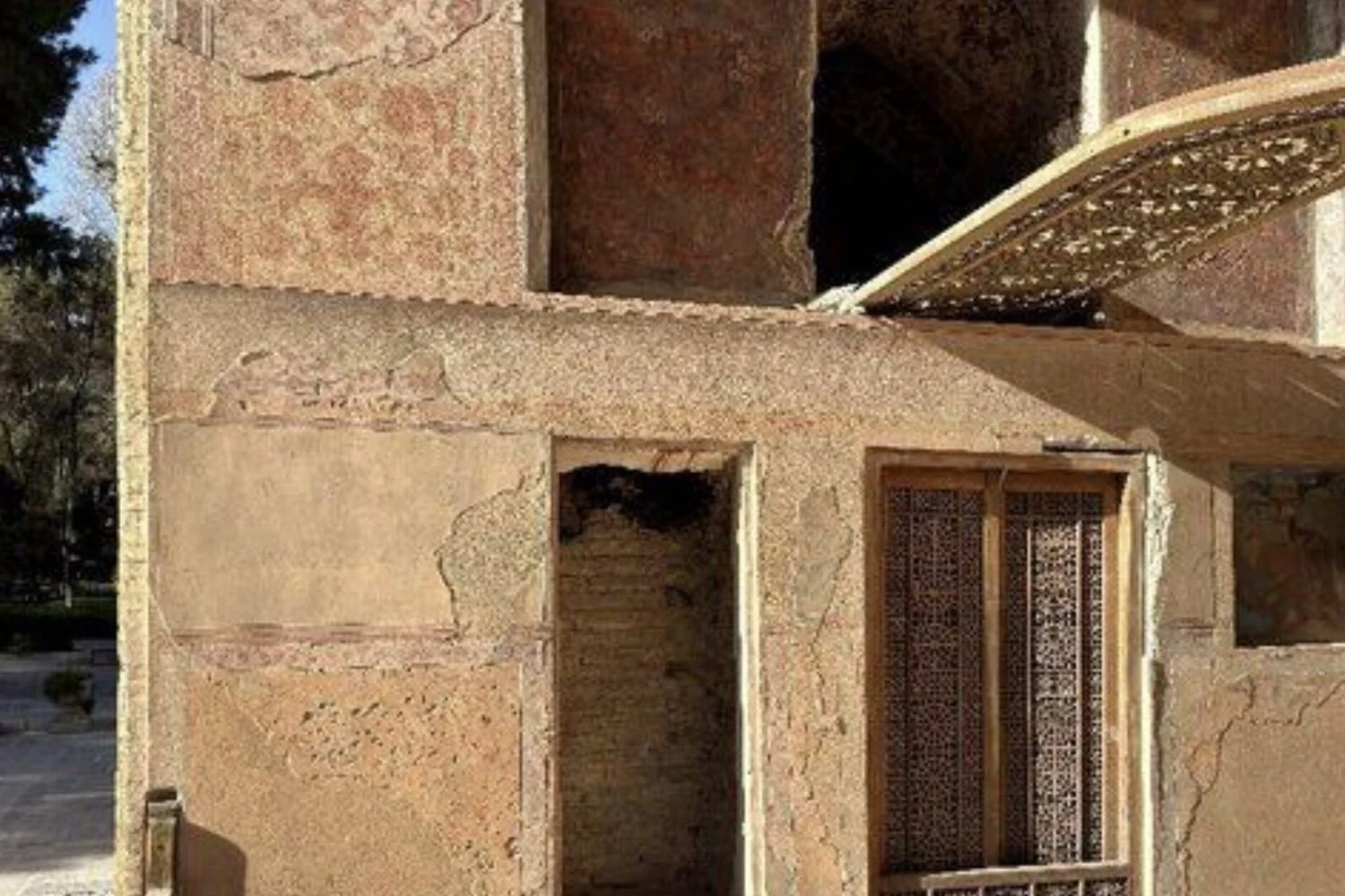 Danos ao Palácio Chehel Sotoun em Isfahan: impacto no patrimônio e na estratégia internacional