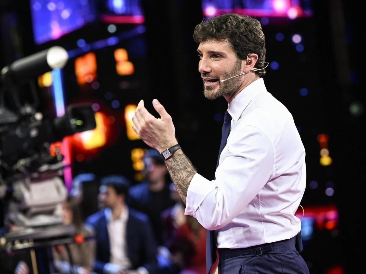 A batalha do access prime time: De Martino recupera fôlego e desafia Scotti