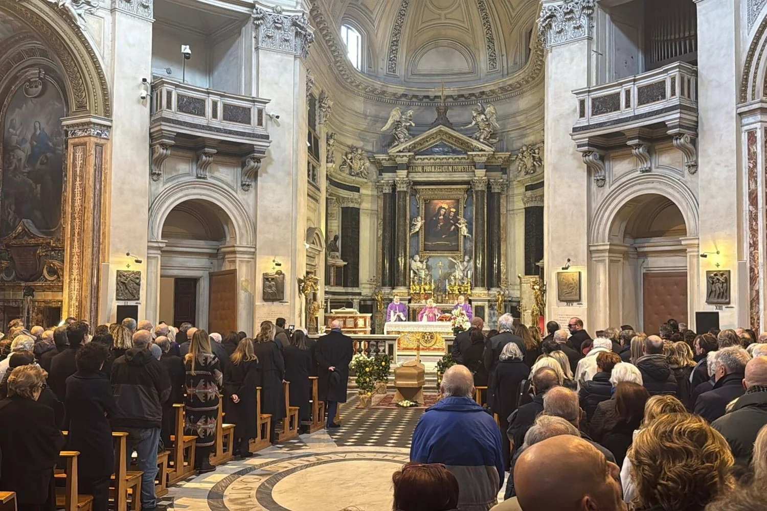 Despedida a Enrica Bonaccorti: La lontananza, aplausos e recordações de Renato Zero