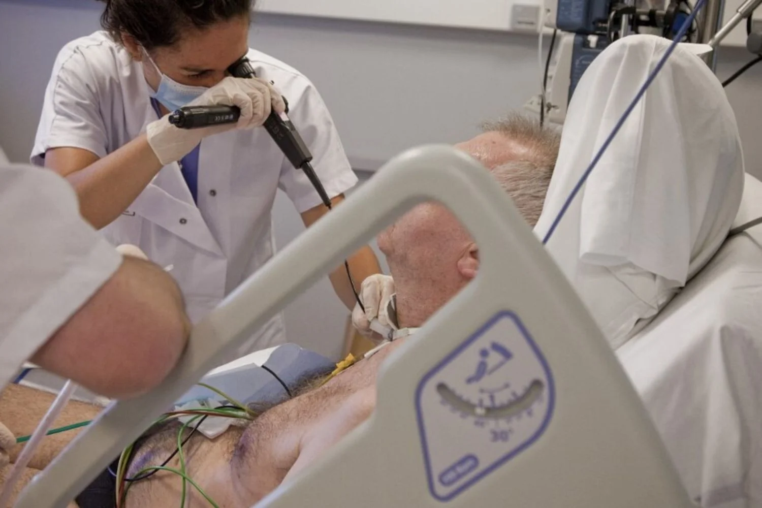 Novo dispositivo traduz atividade cerebral em digitação para pacientes com paralisia