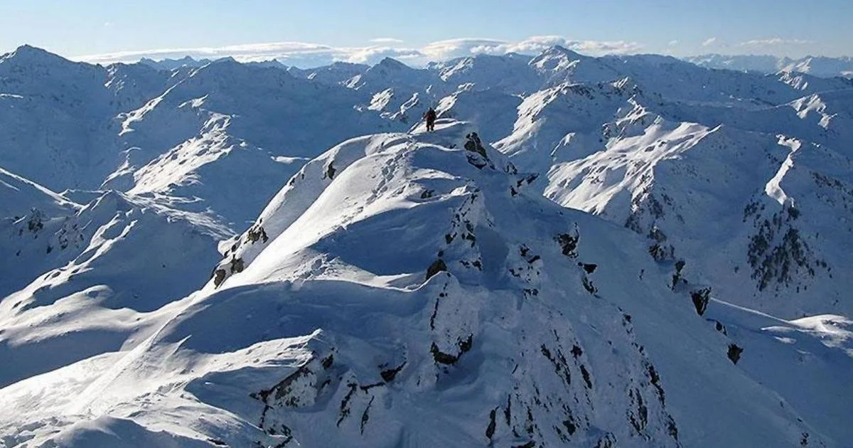 Esquiador italiano de 41 anos morre soterrado por avalanche de 250 m no Tirolo (Zillertal)