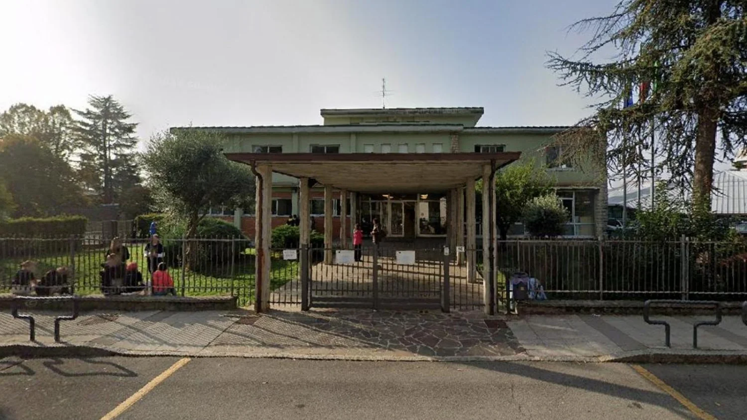 Aluno de 13 anos esfaqueia professora de francês em frente a escola no Bergamasco; mulher está em estado grave