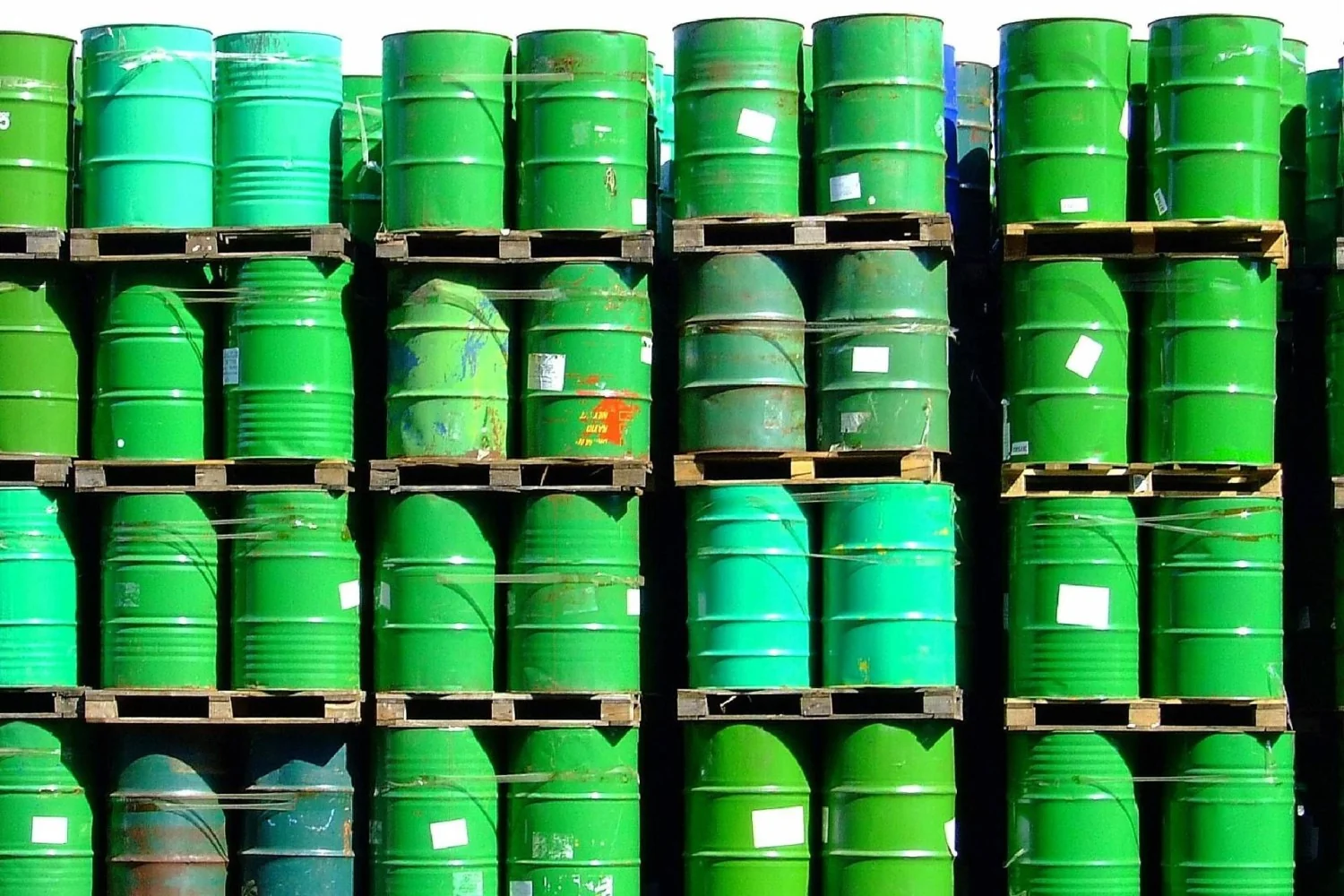 EUA liberam 86 milhões de barris para frear alta da gasolina: movimento estratégico da reserva que redesenha o tabuleiro energético