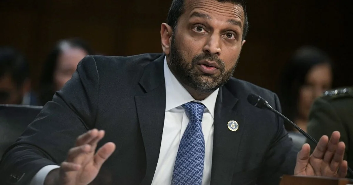 EUA oferecem US$10 milhões por grupo ligado ao Irã após ataque ao e‑mail do diretor do FBI