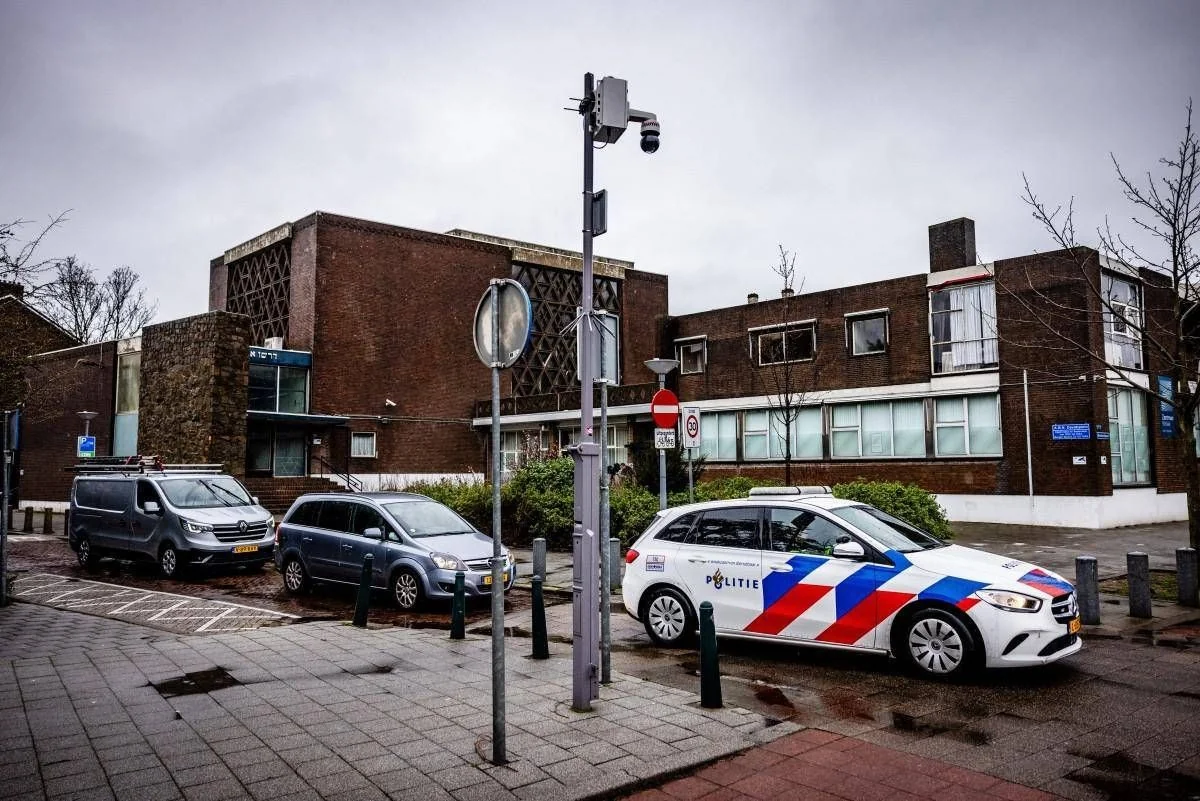 Explosão fora de sinagoga em Rotterdam: quatro jovens detidos após incêndio e danos