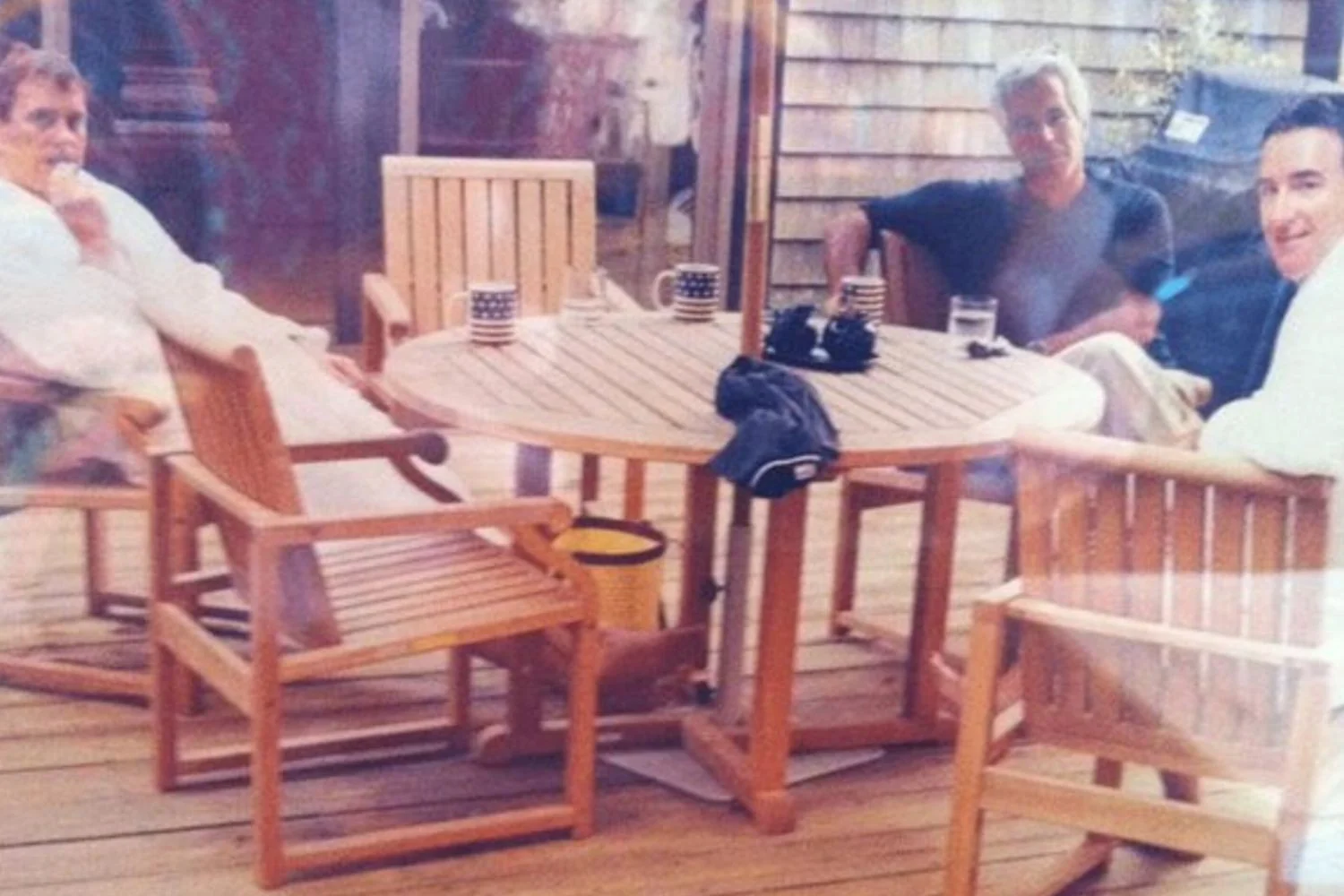 Surge foto inédita com Jeffrey Epstein, Príncipe Andrew e Lord Peter Mandelson em Martha's Vineyard