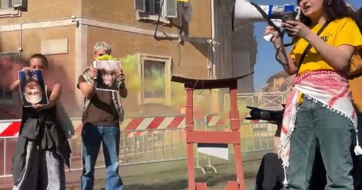 Fotos de Meloni, La Russa e Nordio invertidas ao lado de guilhotina em protesto em Roma geram condenação de FdI